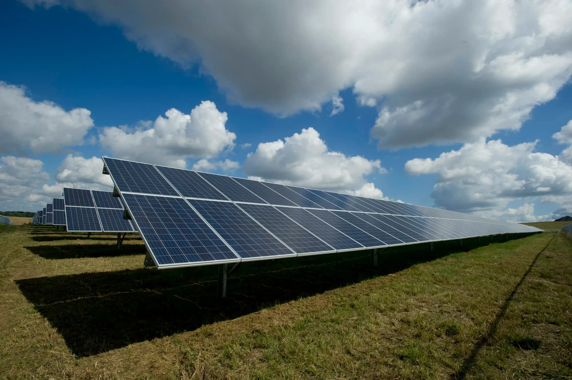 Pannelli fotovoltaici su tetto residenziale